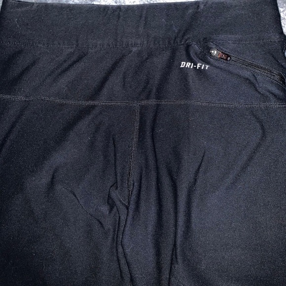 Nike Capri Leggings - Picture 3 of 3